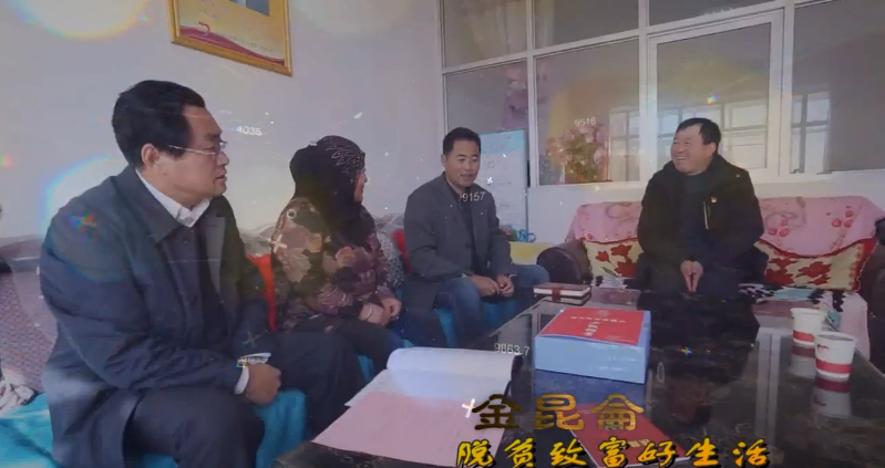 輝煌格爾木 金昆侖·脫貧致富好生活脫貧攻堅(jiān)以來(lái)，青海省格爾木市認(rèn)真貫徹落實(shí)中央和省州關(guān)于精準(zhǔn)扶貧精準(zhǔn)脫貧的一系列決策部署，始終把精準(zhǔn)識(shí)別作為“扶真貧、真扶貧、真脫貧”的前提和基礎(chǔ)?！笆濉逼陂g，全市2419戶7264名貧困農(nóng)牧民穩(wěn)定脫貧。至2017年底，237戶741名建檔立卡貧困人口、16個(gè)貧困村具備脫貧退出條件。全市脫貧摘帽16項(xiàng)指標(biāo)順利通過(guò)最嚴(yán)格的、全覆蓋式的第三方調(diào)查評(píng)估。[詳細(xì)]