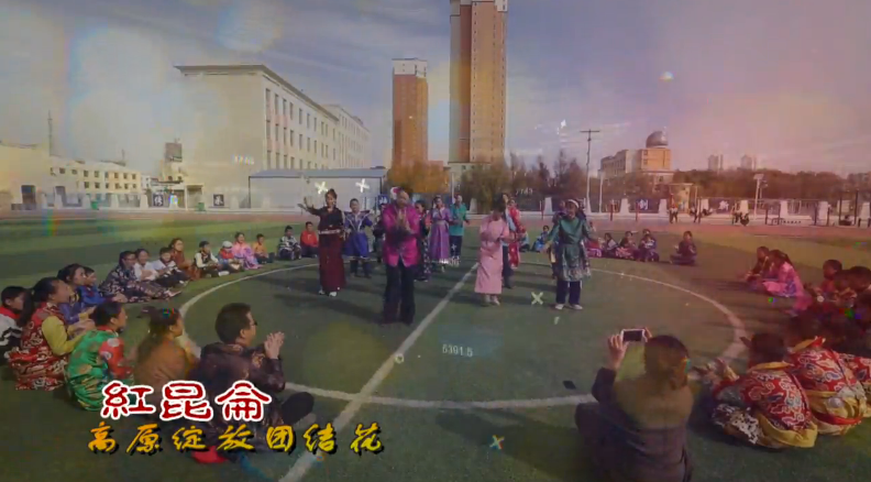 【視頻】輝煌格爾木 紅昆侖·高原綻放團(tuán)結(jié)花長(zhǎng)期以來(lái)，格爾木始終堅(jiān)持把繁榮發(fā)展作為第一要?jiǎng)?wù)，把維護(hù)民族團(tuán)結(jié)作為第一責(zé)任，把提高各族群眾幸福指數(shù)作為第一追求，把凝聚民族精神和愛(ài)國(guó)主義的紅色記憶作為第一根基，形成了領(lǐng)導(dǎo)重視、上下聯(lián)動(dòng)、齊抓共管——“橫到邊、縱到底、全覆蓋”的社會(huì)化格局。[詳細(xì)]
