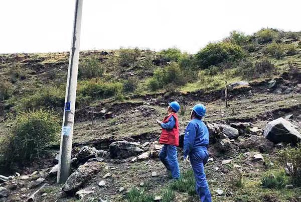 國網(wǎng)海東供電公司五十供電所開展雨后配電線路特巡工作。李永鵬攝
