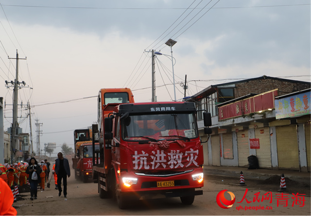 各類(lèi)救援車(chē)輛不斷開(kāi)進(jìn)青山鄉(xiāng)。人民網(wǎng) 甘海瓊攝