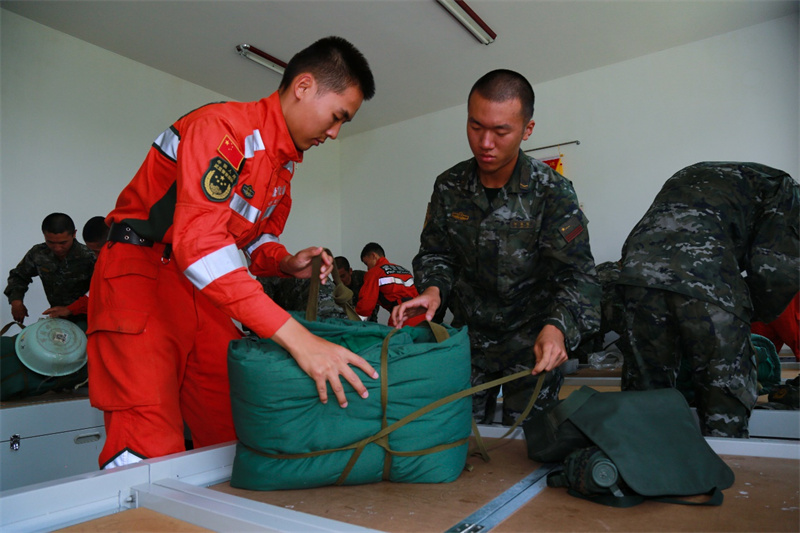 老兵幫新兵整理床鋪。羅元凱攝