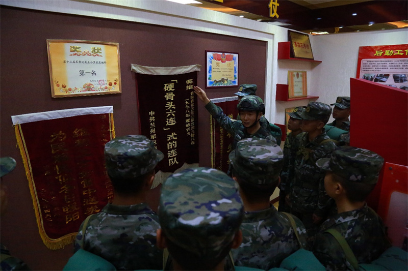 老兵講隊(duì)史。羅元?jiǎng)P攝