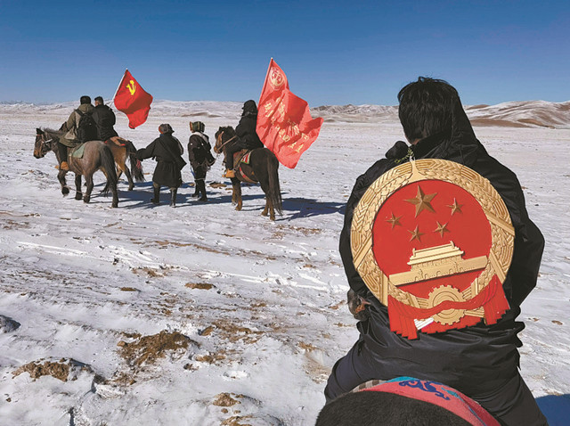 果洛藏族自治州瑪多縣人民法院的“馬背法庭”成員在下鄉(xiāng)途中。新華社記者 柳澤興 攝