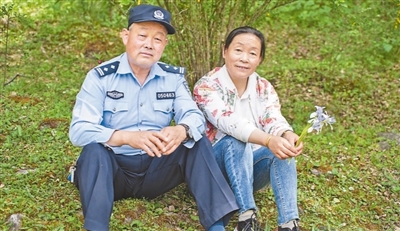 趙延壽和妻子田玉秀坐在一起。本報(bào)記者 劉雨瑞攝