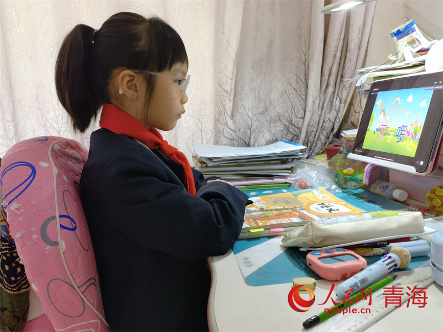 “我們開學(xué)啦”。人民網(wǎng) 馬盛楠攝