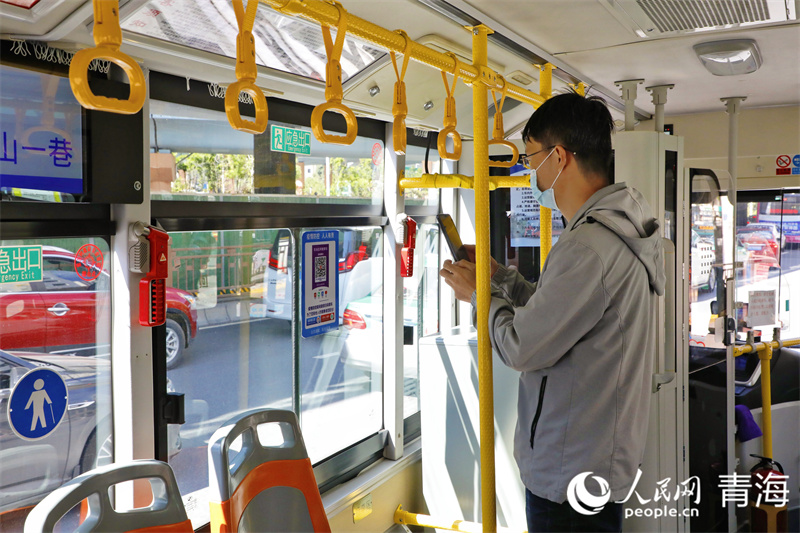 9月5日，西寧市一公交車(chē)上乘客掃碼乘車(chē)。人民網(wǎng) 張皓芃攝