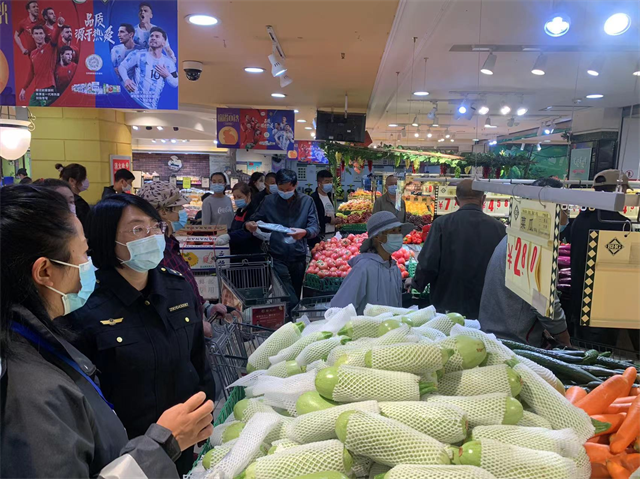 工作人員在生鮮超市進(jìn)行檢查。城北區(qū)委宣傳部供圖