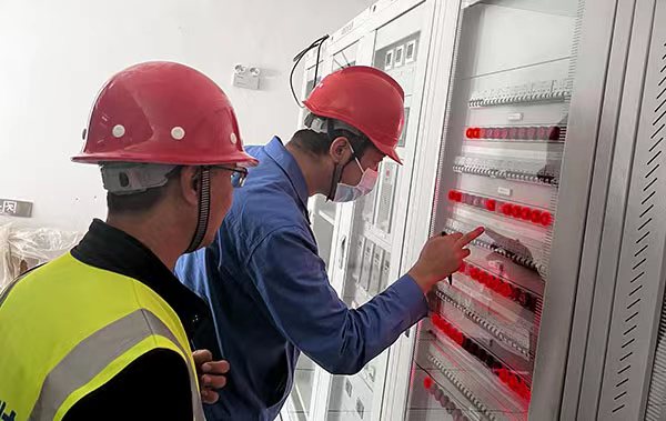 9月23日，海東供電公司組織專業(yè)人員到機場電鍋爐改造用電設(shè)備現(xiàn)場進行二次查驗，指導用戶消除缺陷，加快用戶工程建設(shè)進度，力促重點工程早日投運。李永國攝