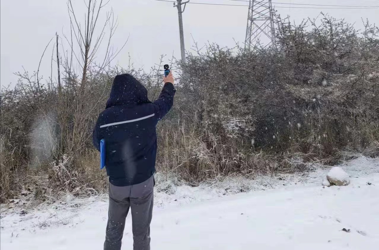 國網(wǎng)海東供電公司員工在互助北山對(duì)110千伏彩互二回輸電線路進(jìn)行覆冰觀測(cè)。崔志斌攝