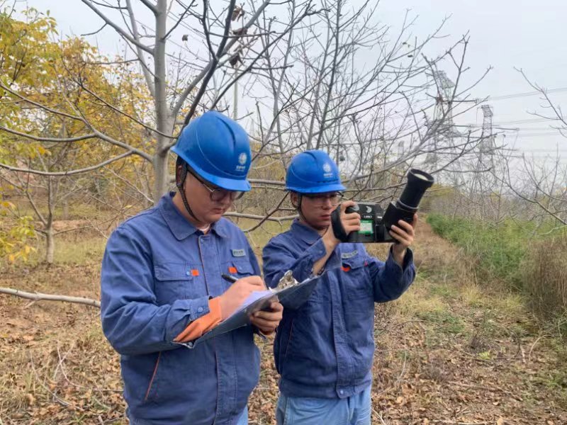 國(guó)網(wǎng)海東供電公司駐守民和縣的電纜班員工侯天錄、姜永宏對(duì)110千伏園曙 II回電纜線路開展巡視和測(cè)溫工作。楊宵攝