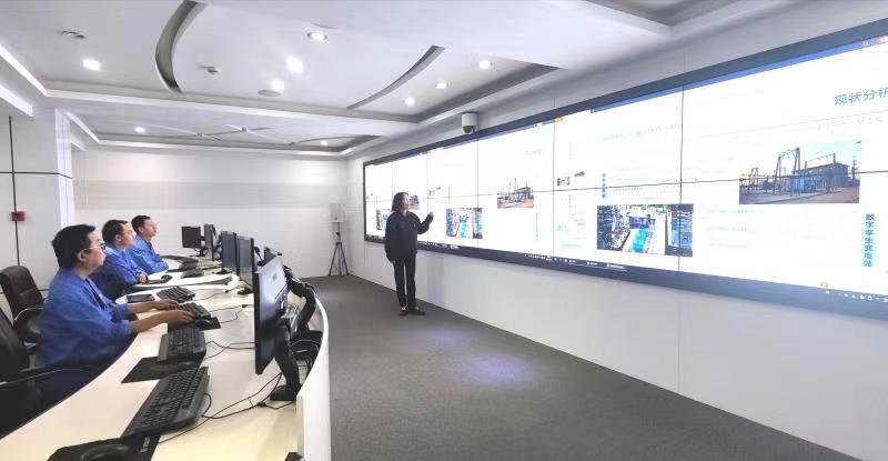海東供電公司科技互聯(lián)網辦公室員工正在討論110千伏古驛變電站數(shù)字孿生智慧變電站試點項目建設方案。（許宏洋攝）