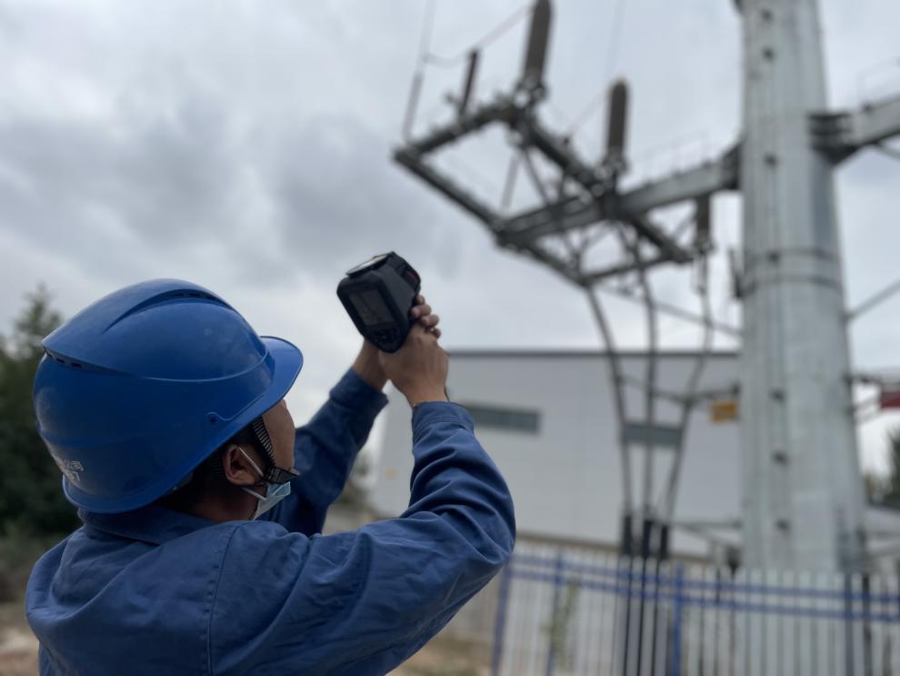 國網(wǎng)海東供電公司輸配電運(yùn)檢中心輸電帶電作業(yè)班員工在互助縣巴扎藏族鄉(xiāng)對110千伏彩金線輸電線路。李永鵬攝