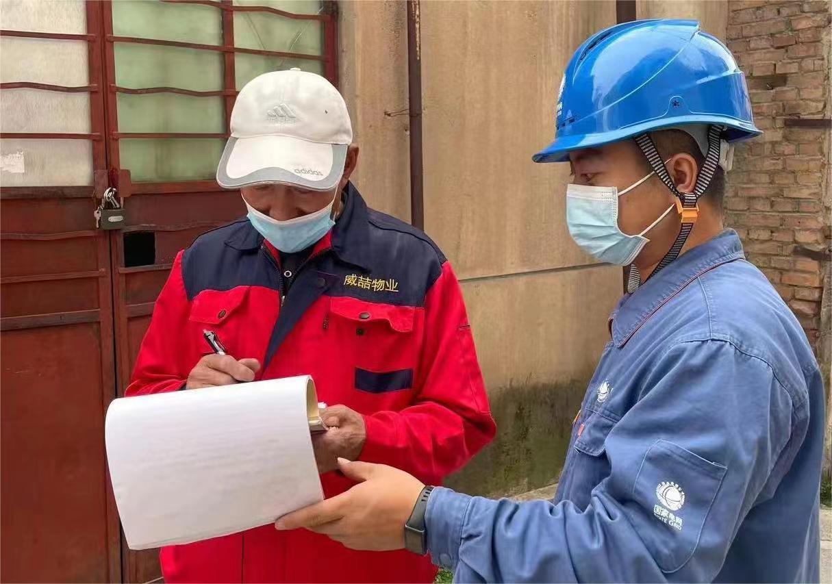 國網(wǎng)海東供電公司員工對客戶進(jìn)行冬季用電安全宣講。蔣生輝 攝