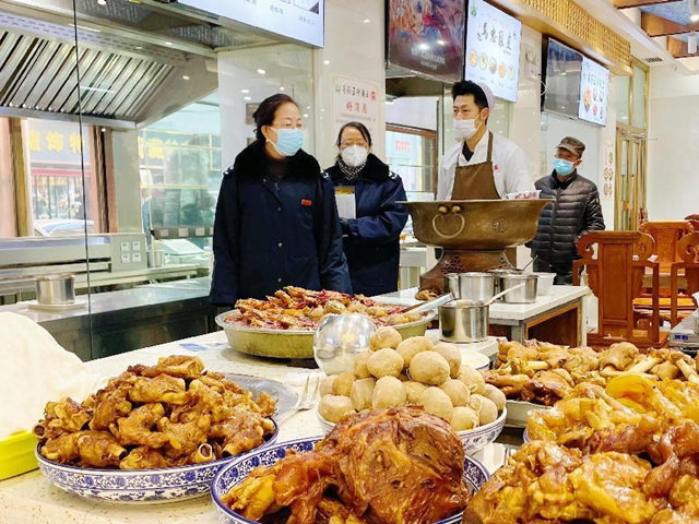 稅務(wù)干部來到馬忠食府了解企業(yè)近況，輔導(dǎo)稅收優(yōu)惠政策。韓鈺攝