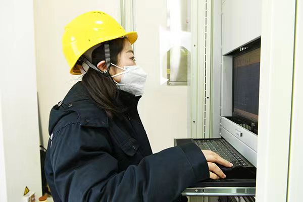 國網(wǎng)海東供電公司員工開展110千伏古驛變電站投運前測試。李永鵬攝）