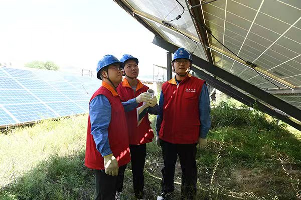 國網(wǎng)海東供電公司服務(wù)分布式光伏電站并網(wǎng)。李永鵬攝
