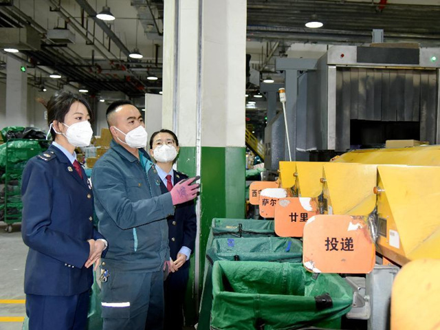 稅務(wù)干部深入中國郵政速遞物流股份有限公司了解企業(yè)情況，為企業(yè)送上新春祝福及稅收政策大禮包。杜亞萍攝