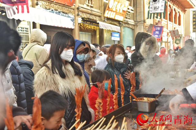 攤位前的市民游客。人民網(wǎng) 陳晶攝