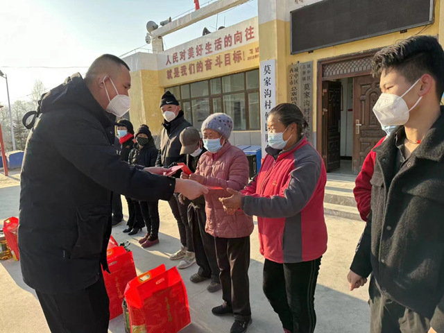 西寧中支黨支部向莫家溝村老年困難群眾進(jìn)行慰問。平安財(cái)險(xiǎn)青海分公司供圖