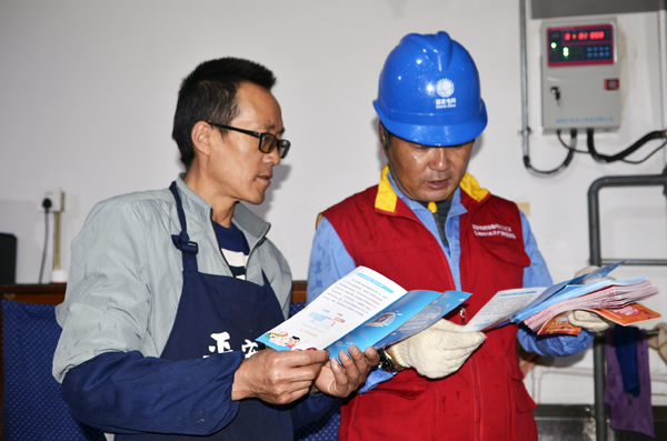 國網(wǎng)海東供電公司員工對(duì)平安驛·河湟民俗文化景區(qū)內(nèi)商戶進(jìn)行安全用電宣傳。馬彩虹攝 