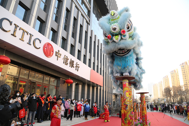 舞龍、舞獅等節(jié)目輪番登場。中信銀行西寧分行供圖