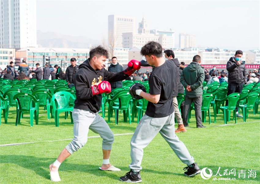 參賽選手賽前熱身。人民網(wǎng) 況玉攝