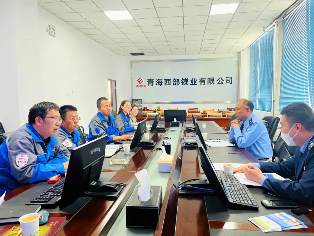 稅務(wù)人員進(jìn)企業(yè)宣傳輔導(dǎo)稅費(fèi)政策。李娟攝