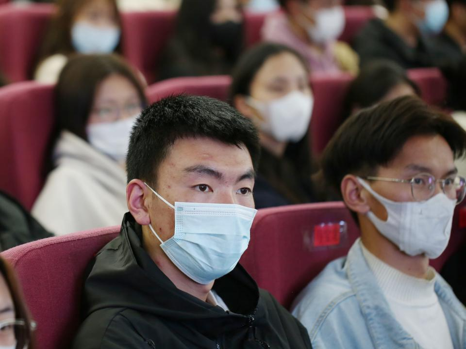 同學(xué)們認(rèn)真聆聽稅收政策知識 韓鈺攝