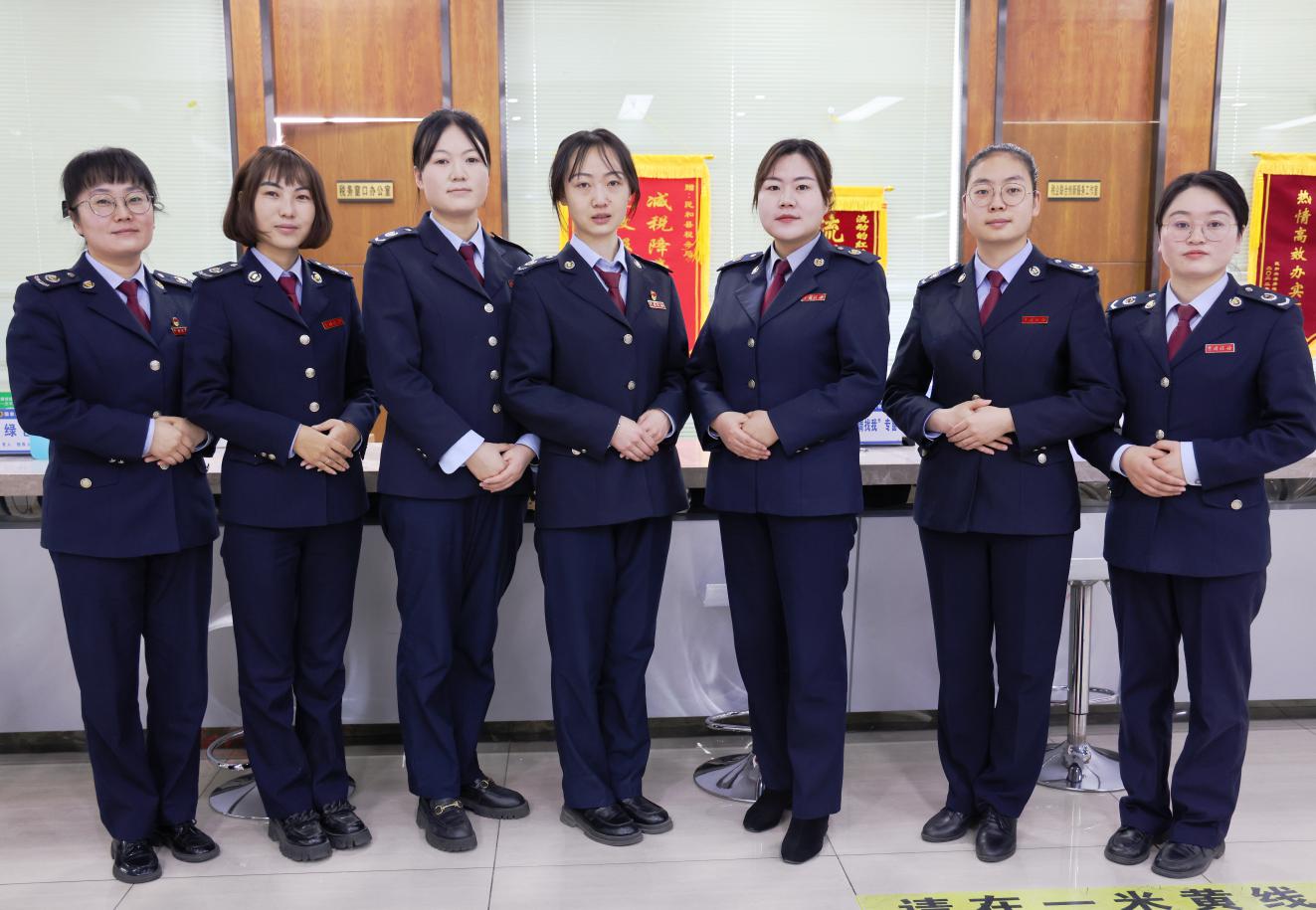 民和縣稅務(wù)局第一稅務(wù)分局女干部合影。曹苑攝