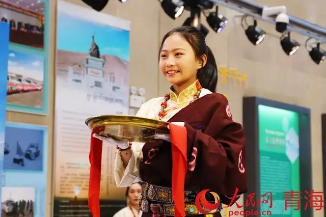 玉樹州博物館小鎮(zhèn)藏品展示。人民網(wǎng) 楊啟紅攝