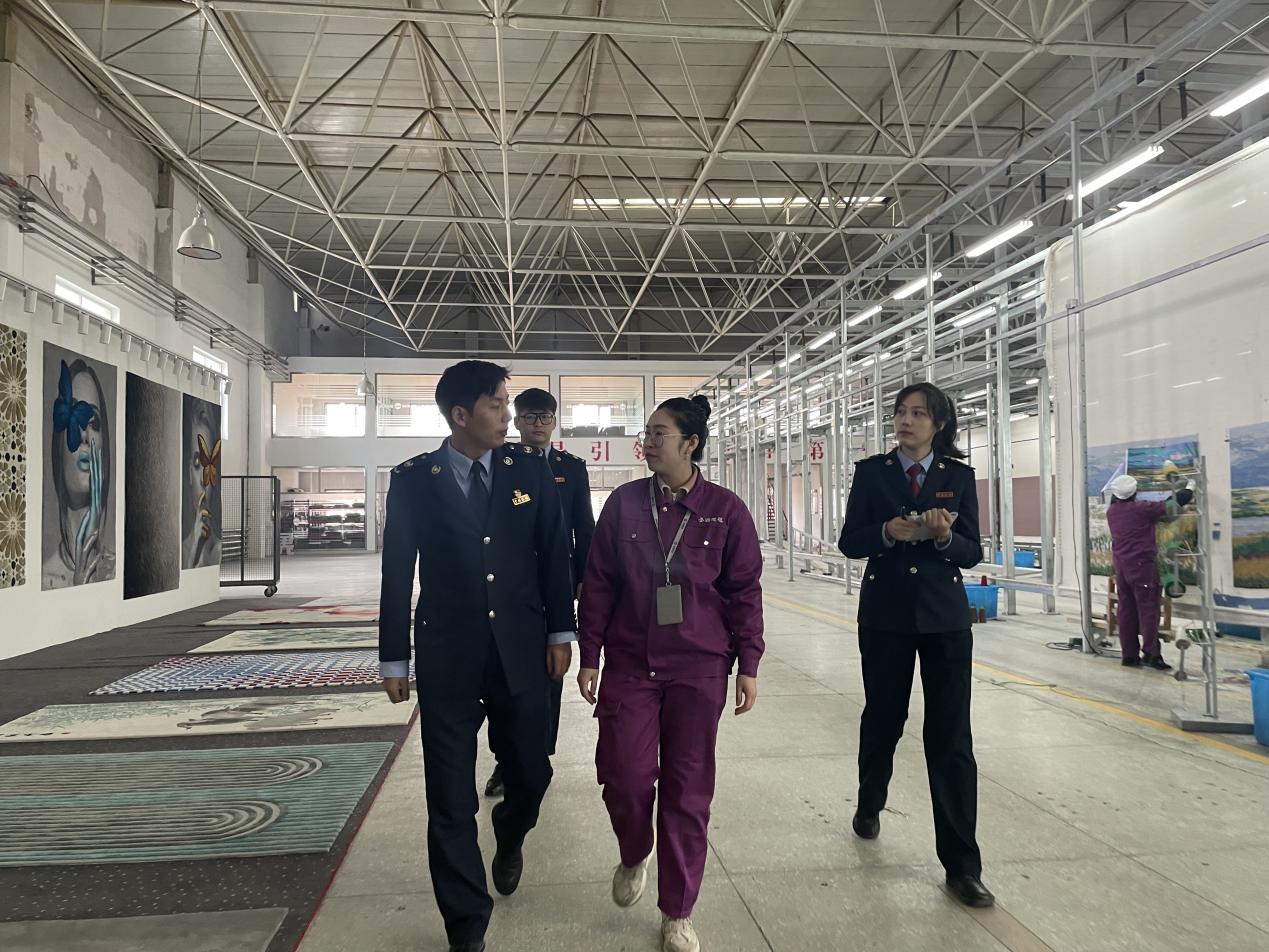 稅務(wù)干部走訪青海圣源地毯集團(tuán)有限公司，了解企業(yè)新產(chǎn)品銷售情況和涉稅需求。薛攀攝