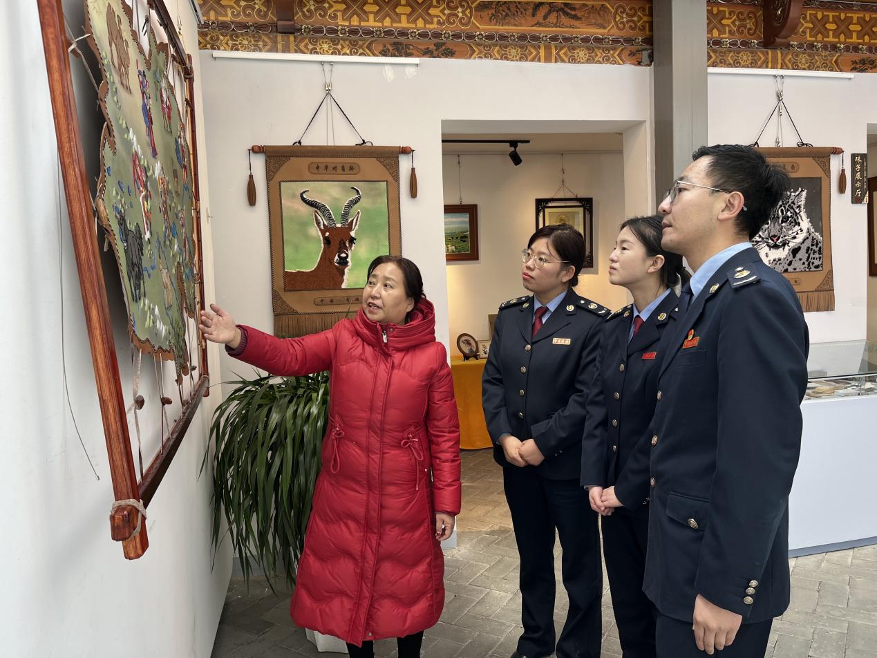 稅務(wù)管家向企業(yè)宣傳相關(guān)稅費(fèi)優(yōu)惠政策。安迎春攝