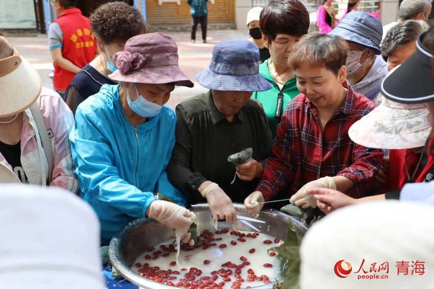 南氣象巷社區(qū)居民舉辦包粽子比賽。人民網(wǎng) 陳明菊攝