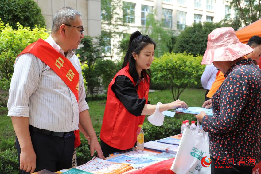 社區(qū)工作人員宣講便民惠民政策。人民網(wǎng) 陳明菊攝