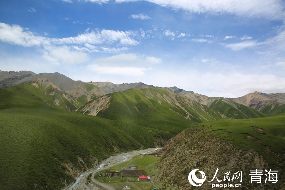 果洛路途美景。人民網(wǎng) 馬可欣攝