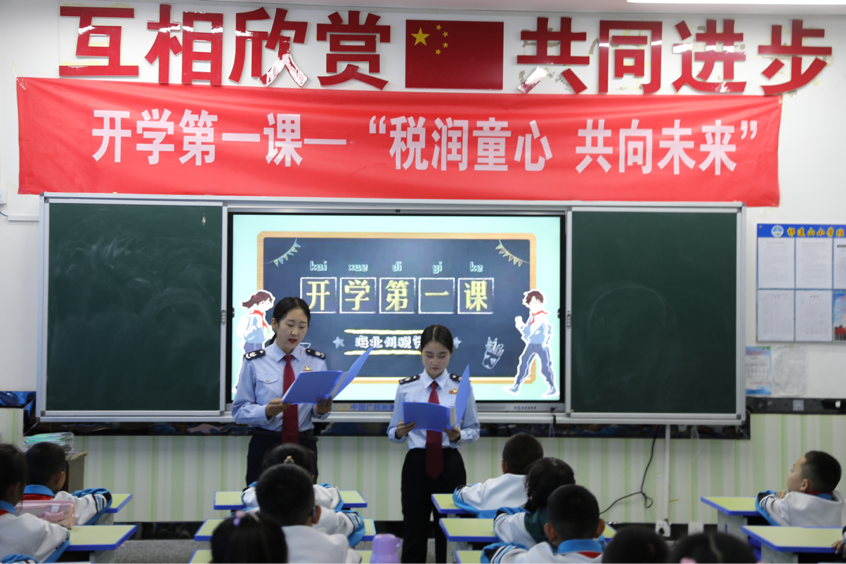 海北州稅務(wù)局稅務(wù)干部向同學(xué)們講述大禹治稅的故事。趙久龍攝