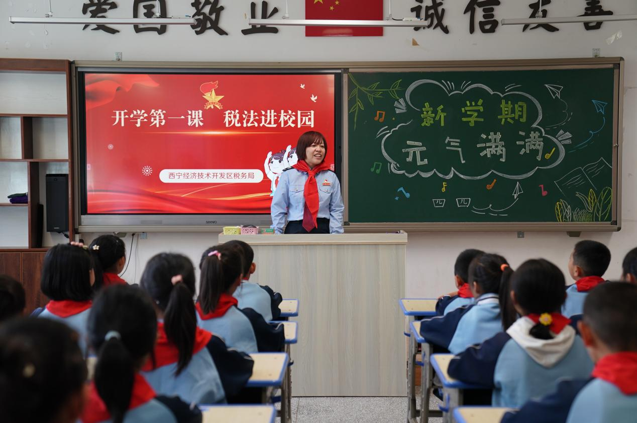 開發(fā)區(qū)稅務(wù)局稅務(wù)干部為學(xué)生講解稅法知識(shí)。楊揚(yáng)