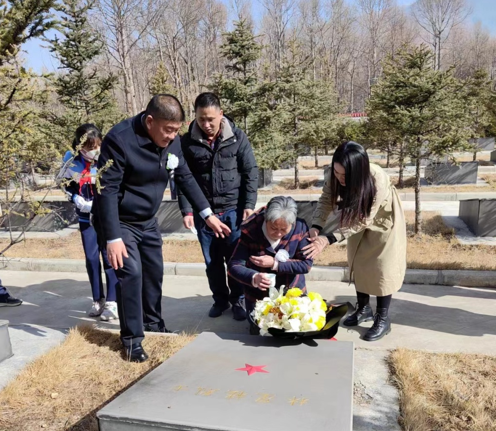 闊別60年，林秋云（左二）與父親“團(tuán)聚”。玉樹州退役軍人事務(wù)局供圖