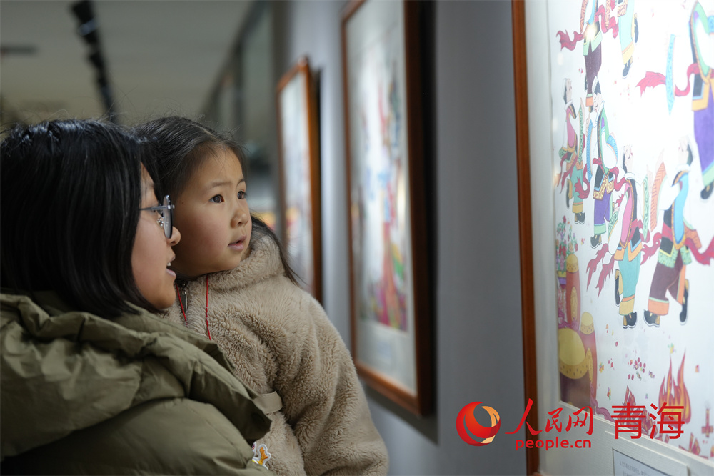 青海非物質(zhì)文化遺產(chǎn)精品展市民觀展。人民網(wǎng)記者 甘海瓊攝