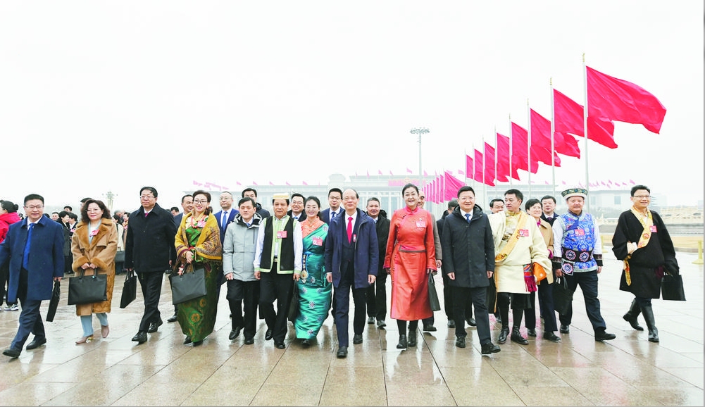 青海省全國(guó)人大代表出席十四屆全國(guó)人大二次會(huì)議開幕會(huì)