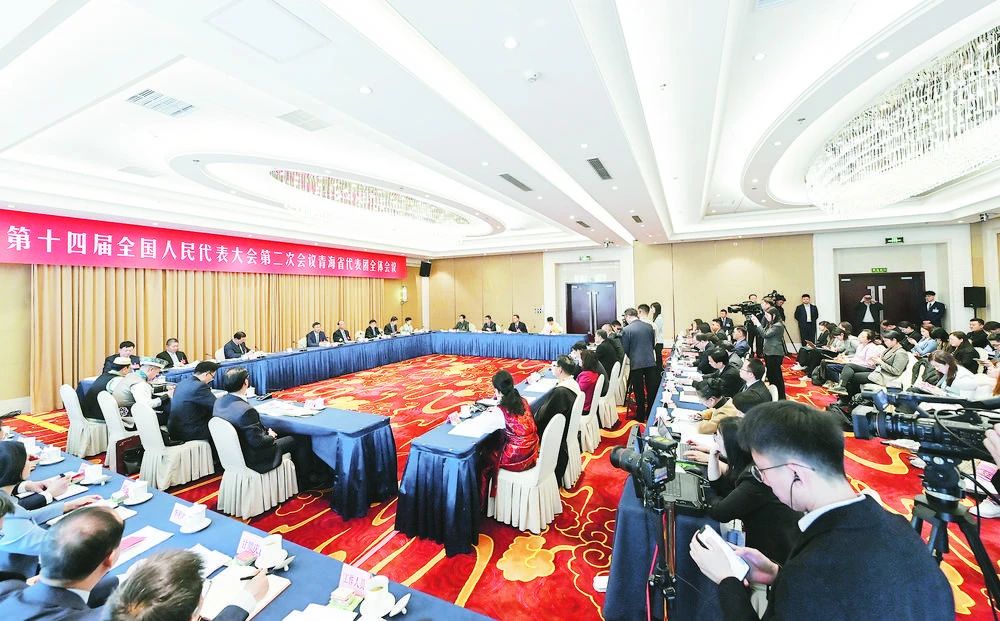 3月6日上午，十四屆全國(guó)人大二次會(huì)議青海代表團(tuán)舉行開放團(tuán)組會(huì)議，中外媒體把目光投向青海代表團(tuán)。