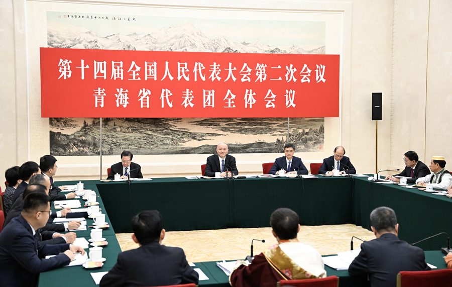 中共中央政治局常委、中央書記處書記蔡奇7日上午來到他所在的青海代表團(tuán)，同代表們一起審議。