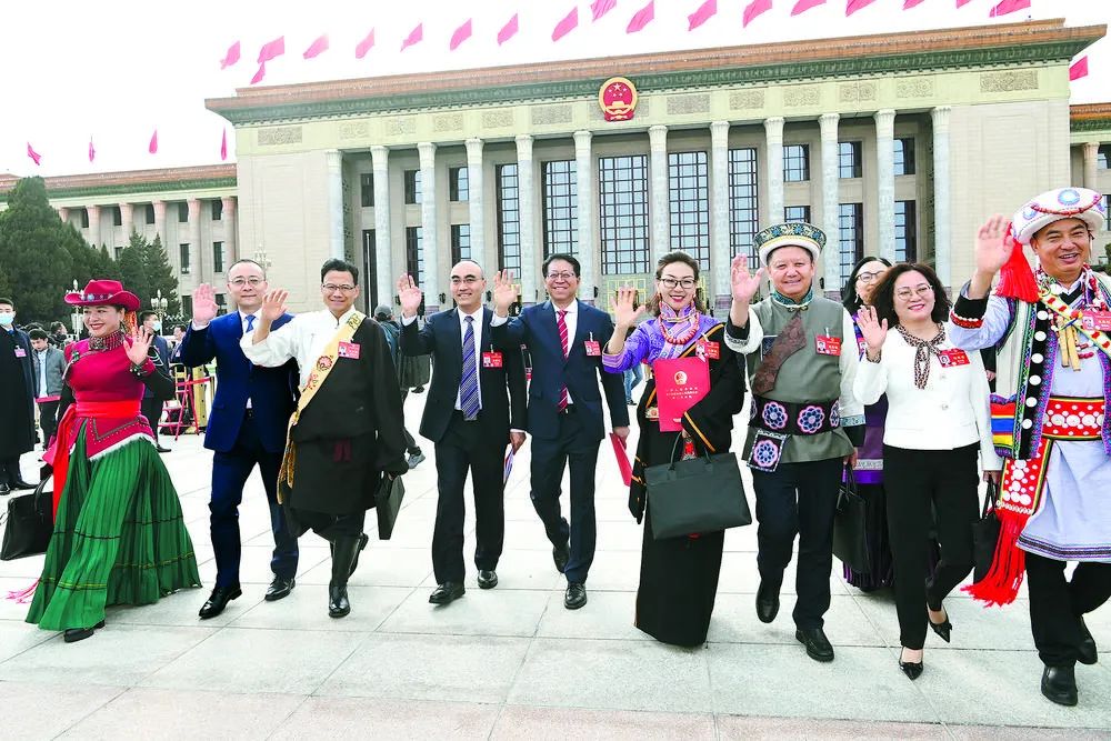 3月11日下午，十四屆全國(guó)人大二次會(huì)議圓滿完成各項(xiàng)議程后，在人民大會(huì)堂勝利閉幕。代表們意氣風(fēng)發(fā)走出人民大會(huì)堂。青海日?qǐng)?bào)記者 張地委 攝