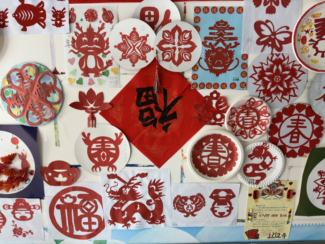 博雅小學剪紙作品展覽板。李昊攝
