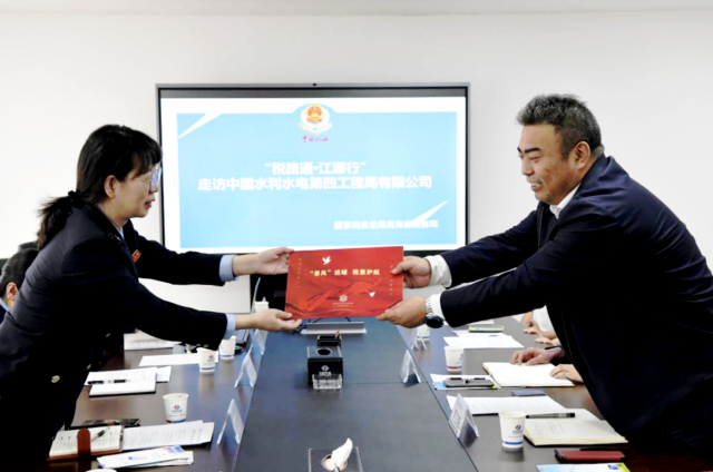 青海省稅務(wù)局“稅路通·江源行”進(jìn)企業(yè)推介宣講并贈(zèng)送政策大禮包。索南尼瑪攝