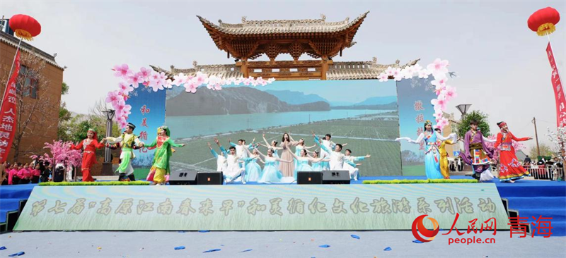 活動(dòng)現(xiàn)場(chǎng)的歌舞表演。人民網(wǎng)記者 張莉萍攝