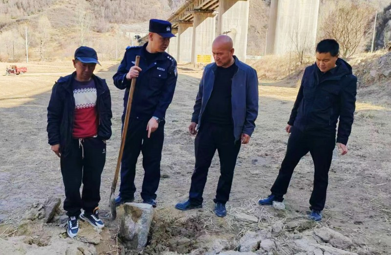 李文龍正在劃定耕地界限。陳秉越攝