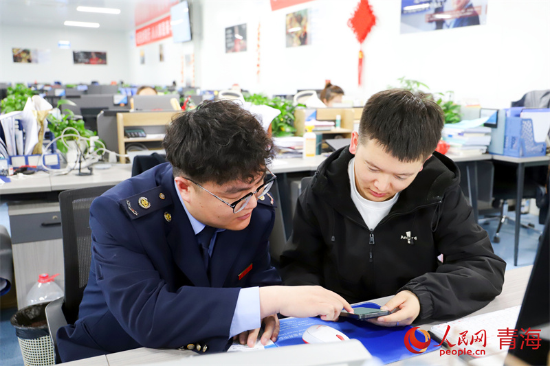 “稅費管家”幫助企業(yè)員工進行個稅匯算。人民網 況玉攝