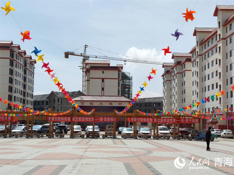 寬敞的小區(qū)廣場(chǎng)。人民網(wǎng)記者 張莉萍攝