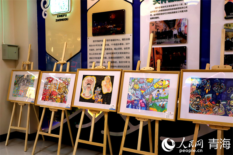 青少年科學(xué)幻想畫展示。人民網(wǎng) 顧斐菲攝